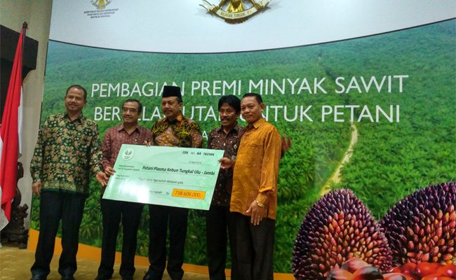 Petani Sawit Mitra Asian Agri Dapat Premi Minyak Sawit Berkelanjutan