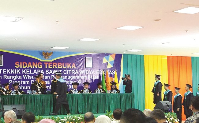 Lulusan Poltek Kelapa Sawit CWE Dibekali Sertifat Kompetensi