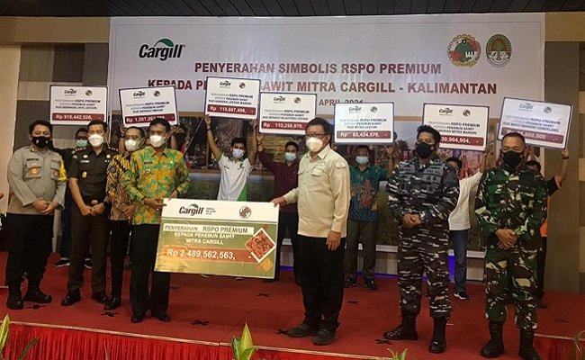 Cargill Serahkan Premi Minyak Sawit Berkelanjutan Rp 2,5 Miliar ke 7 Koperasi
