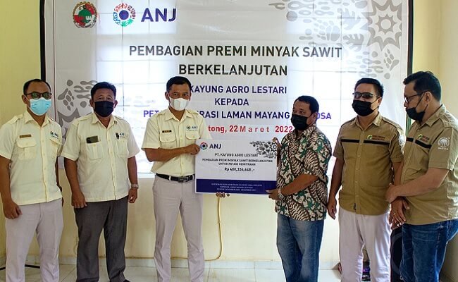 642 Petani Peroleh Premi Minyak Sawit Berkelanjutan Rp 480 Juta Dari PT KAL
