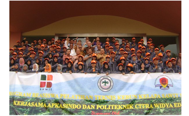 100 Anak Petani Sawit Swadaya Belajar di Poltek CWE