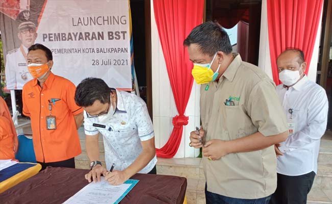 Bantu Hadapi Masa Pandemi, Apical Salurkan 500 Paket Bantuan di Kota Balikpapan