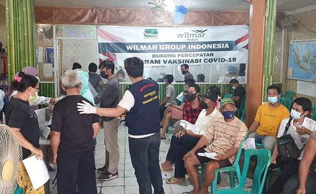 Sambil Vaksinasi Covid-19, Wilmar Bagikan Minyak Goreng Sawit