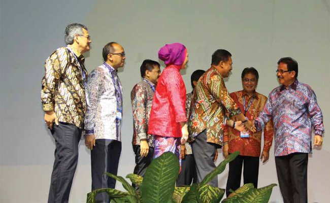 KOMITMEN MEMBANGUN MINYAK SAWIT BERKELANJUTAN ALA INDONESIA
