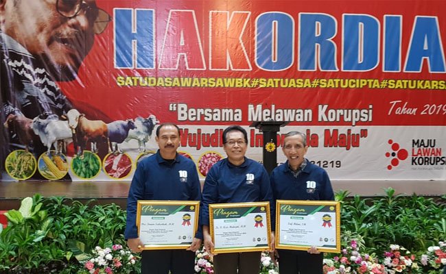 Azis Hidayat Terima Penghargaan Penggerak Pembangunan Wilayah Bebas Korupsi