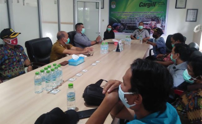 Cargill Tropical Palm Hibahkan Tanah Kas Desa ke 15 Desa di Ketapang
