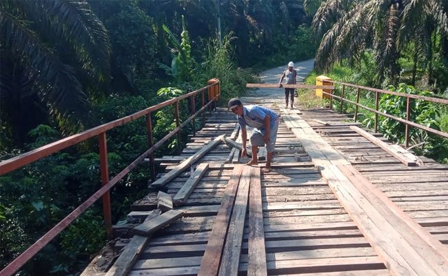 Masyarakat Bersama BGA Group Rohul Perbaiki Jembatan Rusak