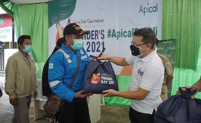 Apical Salurkan Paket Bantuan Ke Masyarakat, Peringati Founder’s Day 2021