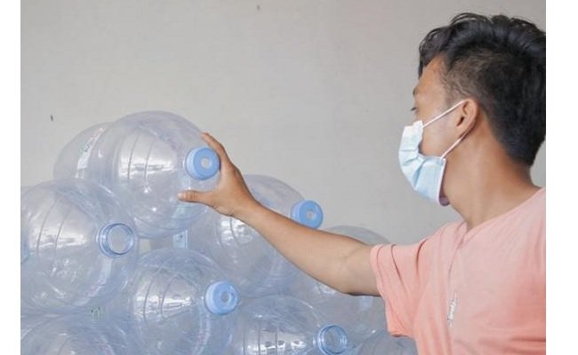 Manfaatkan Peluang, Pedagang Raup Keuntungan Besar Dari Penarikan Galon PET