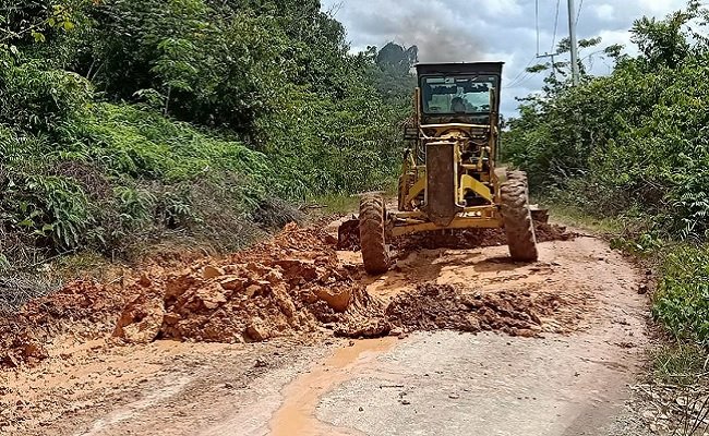 Urai Kendala Infrastruktur, BGA Region Mentaya Bantu Perbaiki Jalan Desa