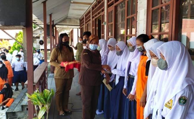 Petani Sawit di Seruyan Berikan Beasiswa Untuk Sejumlah Pelajar Di Desa