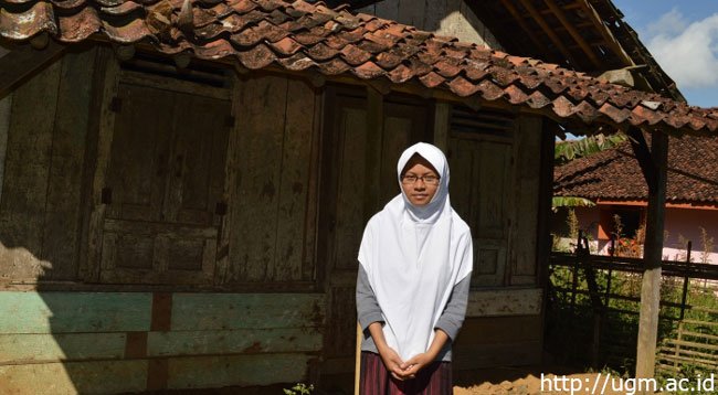 Reviana, Anak Buruh Sawit Berprestasi Kuliah Di UGM