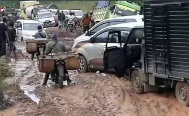 Perusahaan Sawit Bersama Masyarakat Perbaiki Jalan Kepuluk Indotani