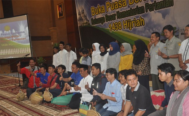 Menteri Pertanian Adakan Buka Bersama dan Beri Santunan