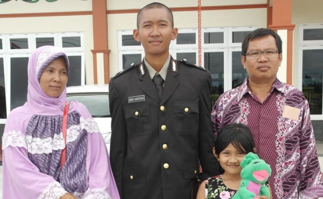 Dari Sawit Hantarkan Anak Mandor Traksi Sampai Jadi Polisi