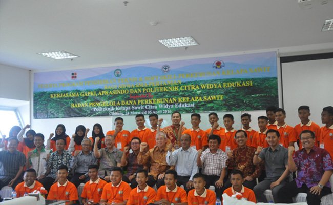 30 Siswa SMK Pertanian Belajar Sawit di Poltek CWE