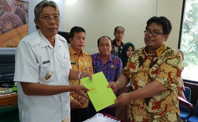 Perkuat Kemitraan Sawit, SPKS Serahkan Naskah Akademik ke Bupati Sintang