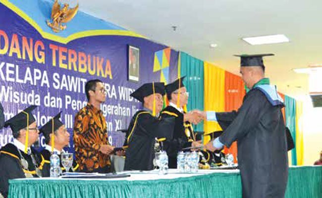 LULUSAN D3 POLTEK KELAPA SAWIT CWE DIBEKALI SERTIFIKAT KOMPETENSI