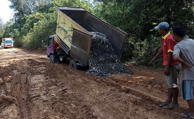 Cisadane Sawit Raya Lakukan Penimbunan Jalan Dengan Letrik