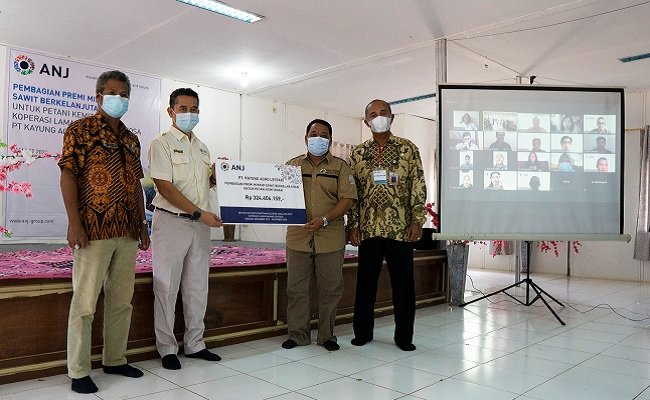 KAL Berikan Premi Minyak Sawit Berkelanjutan Untuk 624 Petani Mitra