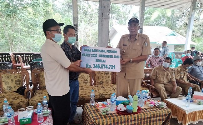 PT Kencana Alam Permai Serahkan Dana Bagi Hasil Kepada Koperasi Sawit Rp 346 Juta