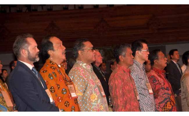MENGEDEPANKAN DISKUSI MENCARI SOLUSI