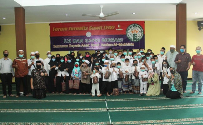 FJS dan GAPKI Beri Santunan Anak Yatim