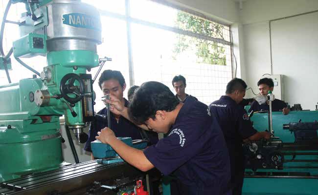 LULUSAN TERSERAP DI INDUSTRI KELAPA SAWIT DALAM DAN LUAR NEGERI