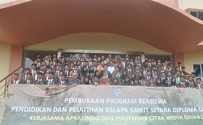 Sebanyak 100 Anak Petani Sawit Belajar Gratis di Poltek CWE