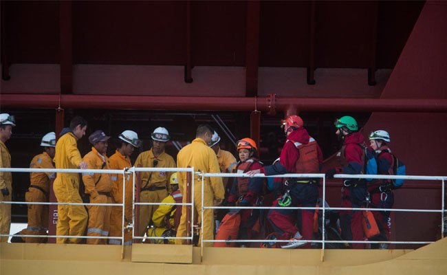 Aksi Damai Diatas Kapal Kargo Kelapa Sawit Wilmar, Enam Aktivis Greenpeace Ditangkap