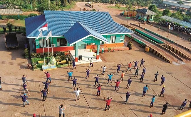 Jaga Kesehatan Dengan Berolahraga di Kebun Sawit