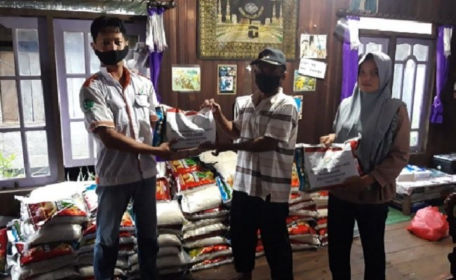 Bantu Korban Banjir di Desa Pantai Harapan, Perusahaan Sawit BGA Group Bagikan Beras
