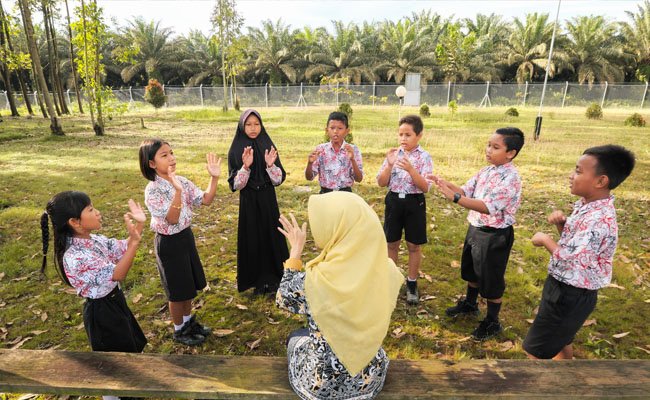 Perusahaan Sawit Beri Beasiswa Pendidikan Sarjana Bagi Delapan Anak Suku Sakai Kandis