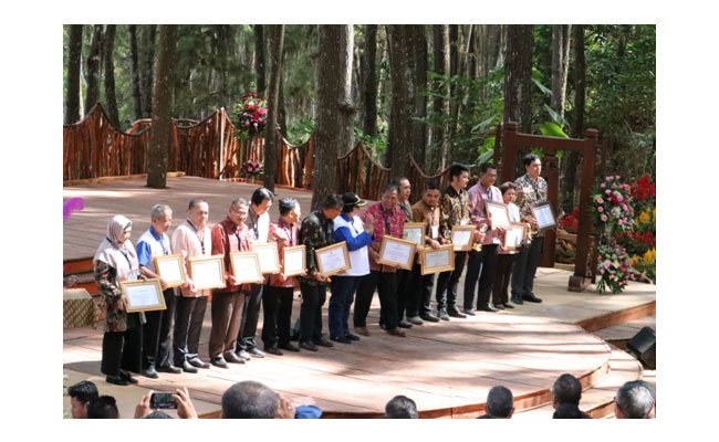 Perhutani Peroleh Penghargaan Kontributor Terbesar Xylarium Bogoriense