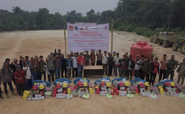 Perusahaan Sawit PT MNS Beri Bantuan Alat Damkar ke 7 Desa di Ketungau Hulu dan Tengah