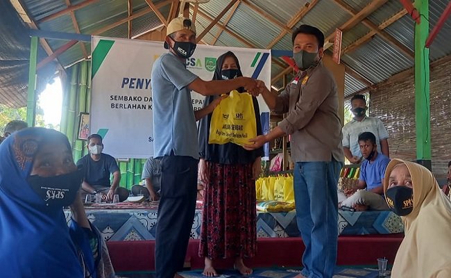 Bersamaan Hari Tani, SPKS Bagikan Bantuan Untuk Petani Sawit Terdampak Covid19